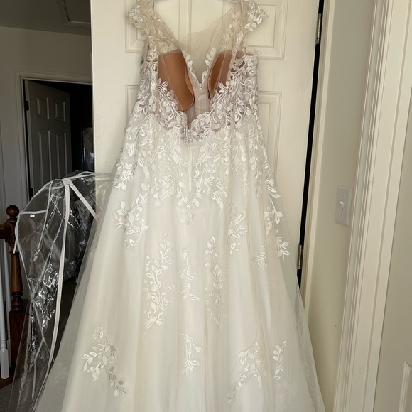 Maggie Sottero Wedding dress - Picture 8 of 10